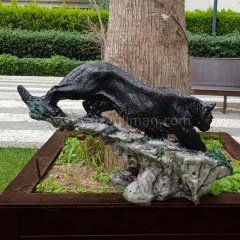 Büyük Panter Heykeli