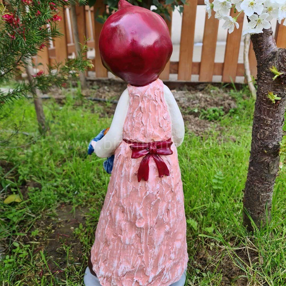 Kabak Tutan Kadın Heykeli