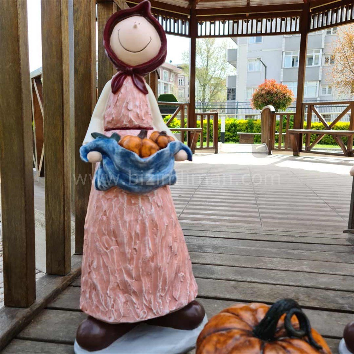 Kabak Tutan Kadın Heykeli